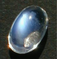 pierre de lune à reflets bleuâtres